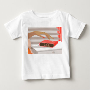 T-shirt Pour Bébé Main des femmes poussant le bouton snooze du révei