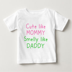 T-shirt Pour Bébé Mignon comme la maman, puante comme le papa