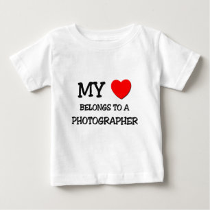 T-shirt Pour Bébé Mon coeur appartient à un PHOTOGRAPHE