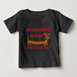 T-shirt Pour Bébé Mon teckel marche sur MOI