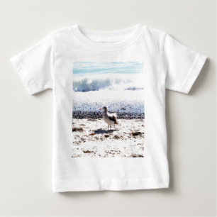 T-shirt Pour Bébé mouette au bord de l'océan sur la plage photo