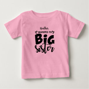 T-shirt Pour Bébé Promu à la grande soeur. Nom modifiable.