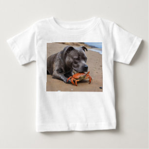 T-shirt Pour Bébé Staffy Est Des Amis Avec Un Crabe De Plage,