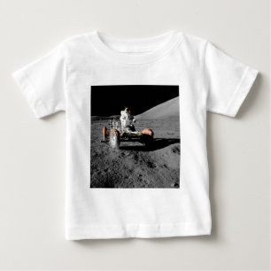 T-shirt Pour Bébé Un astronaute sur la route de la lune pendant la m