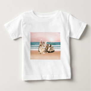 T-shirt Pour Bébé Un chat rayé plus mignon assis sur la plage au cou