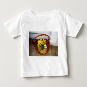 T-shirt Pour Bébé Un panier de jonquilles jaunes et d'oeufs de Pâque