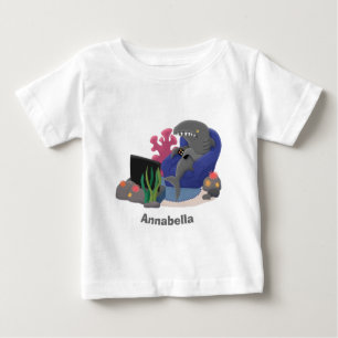 T-shirt Pour Bébé Un requin drôle en regardant la bande dessinée de