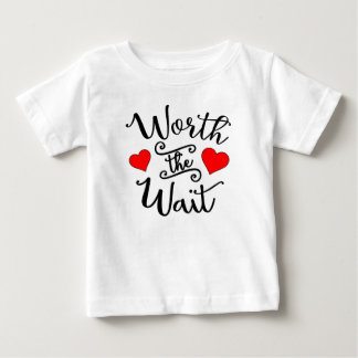 T-shirt Pour Bébé Vaut le style d'attente : Toddler Ruffle Tee