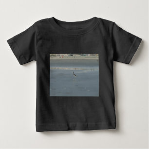 T-shirt Pour Bébé White Bird on Grey Sand Beach Art Imprimer