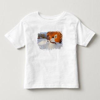 T-shirt Pour Les Tous Petits Bonhomme de neige devant une grange rouge à Columb