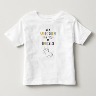 T-shirt Pour Les Tous Petits Être Unicorne Dans Un Champ De Chevaux