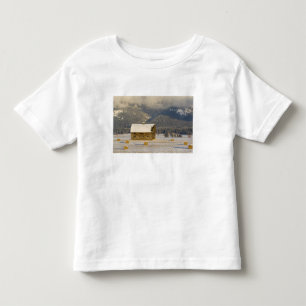 T-shirt Pour Les Tous Petits Grange rustique et bottes de foin après une neige 