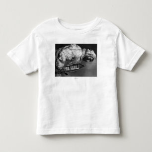 T-shirt Pour Les Tous Petits Kayaker utilisant la veste imperméable avec le