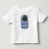 L'arbre dans la neige a couvert le paysage