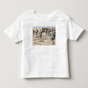 T-shirt Pour Les Tous Petits les soldats répondent à une attaque d'armes de