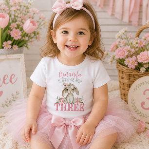 T-shirt Pour Les Tous Petits Lièvre au-dessus de trois petites filles bébés lap