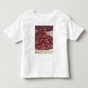 T-shirt Pour Les Tous Petits Poivrons rouges au marché local des produits frais