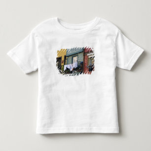 T-shirt Pour Les Tous Petits Portugal, Porto (Porto). Femme suspendant du linge