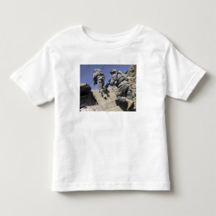T-shirt Pour Les Tous Petits Soldats courant l'escalier d'un bâtiment