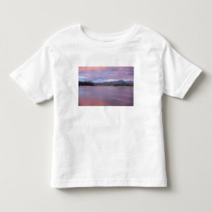T-shirt Pour Les Tous Petits soleil de minuit sur la rivière MacKenzie, au larg