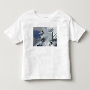 T-shirt Pour Les Tous Petits Tractions d'un F-15 Eagle à partir d'un KC-135