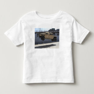 T-shirt Pour Les Tous Petits Une grue soulève un M998 Humvee
