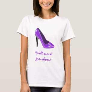 T-shirt pourpre de chaussure de talon haut