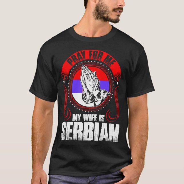 T-shirt Priez pour moi que mon épouse est drôle serbe (Devant)