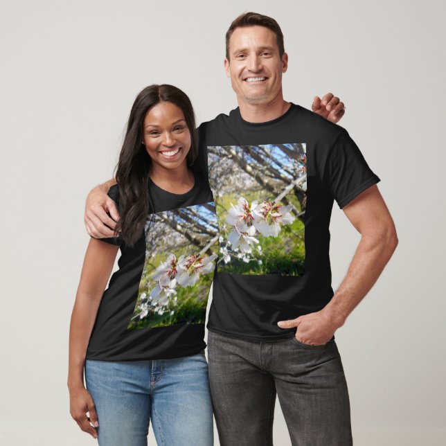 T-shirt Printemps pur : fleurs blanches sur un arbre (Unisexe)