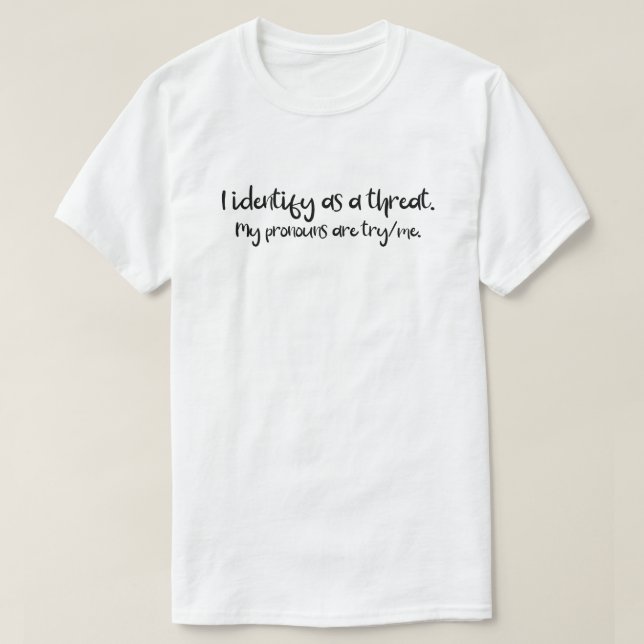 T-shirt Pronouns | Je Me Considère Comme Une Menace | Essa (Design devant)