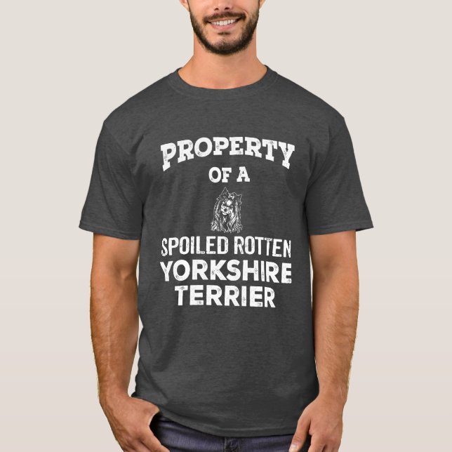 T-shirt Propriété d'un chien pourri yorkshire terrier gâté (Devant)