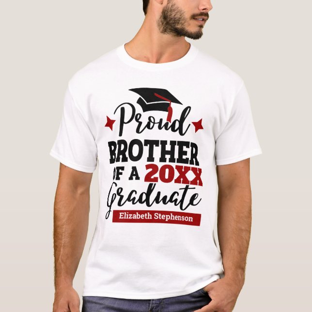 T-shirt Proud Brother 2022 diplômé noir rouge nom casquett (Devant)