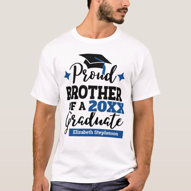 T-shirt Proud Brother 2023 diplômé noir bleu nom casquette (Devant)