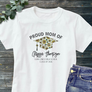 T-shirt Proud Mom 2026 Graduate Name Floral Graduation Cap