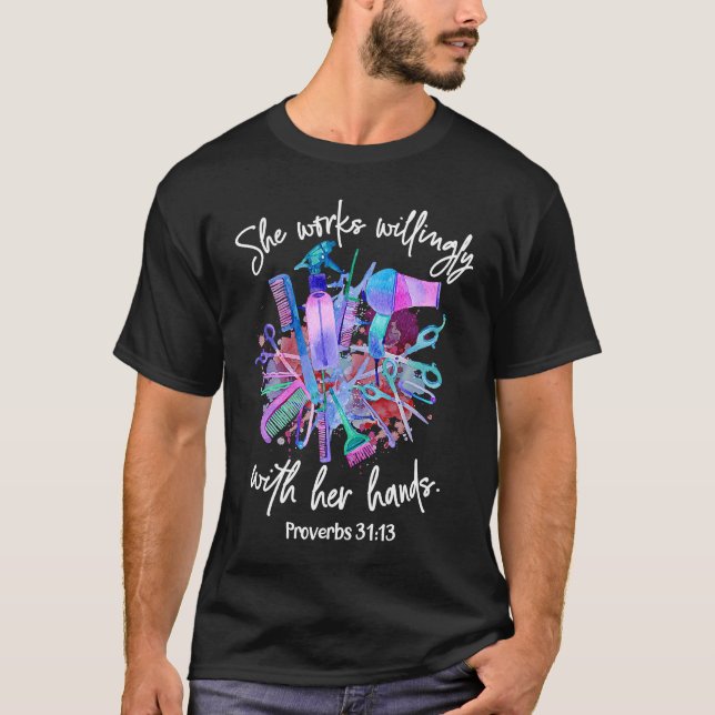 T-shirt Proverbs 3113 Hairdresser She works willing with h (Devant)