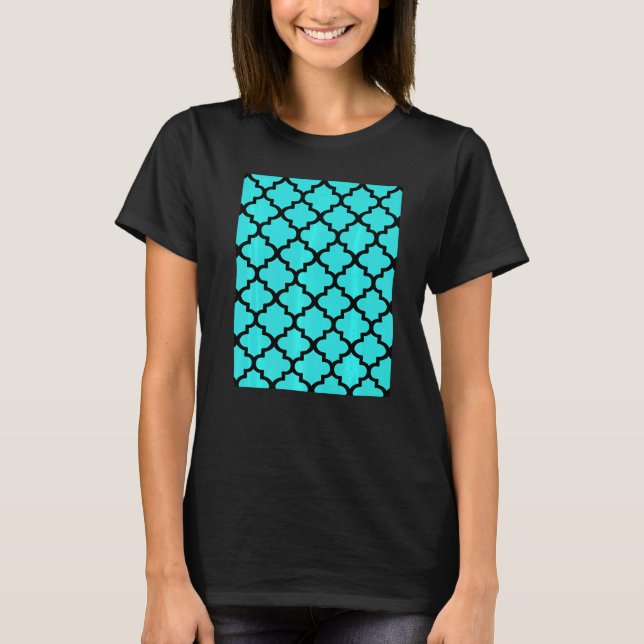 T-shirt Quatrefoil Pattern In Black Outline On Aqua Blue (Devant)