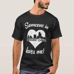 T-shirt Quelqu'Un À Winston-Salem Nc M'Aime Coeur Skyline