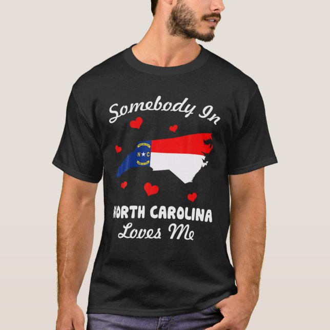 T-shirt Quelqu'Un En Caroline Du Nord M'Aime Drôle (Devant)