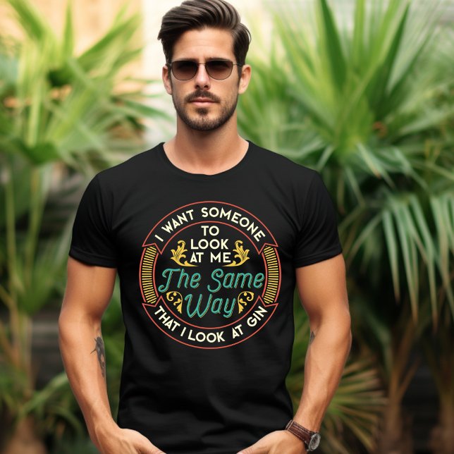 T-shirt Quelqu'un me regarde de la même façon que je regar (Créateur téléchargé)
