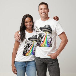 T-shirt Raccoon et l'OVNI arc-en-ciel dans une prairie fle