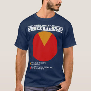 T-shirt Réflexions tout en changeant les cordes de guitare