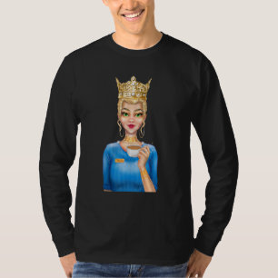 T-shirt Reine blonde de mode tenant une tasse de café à la