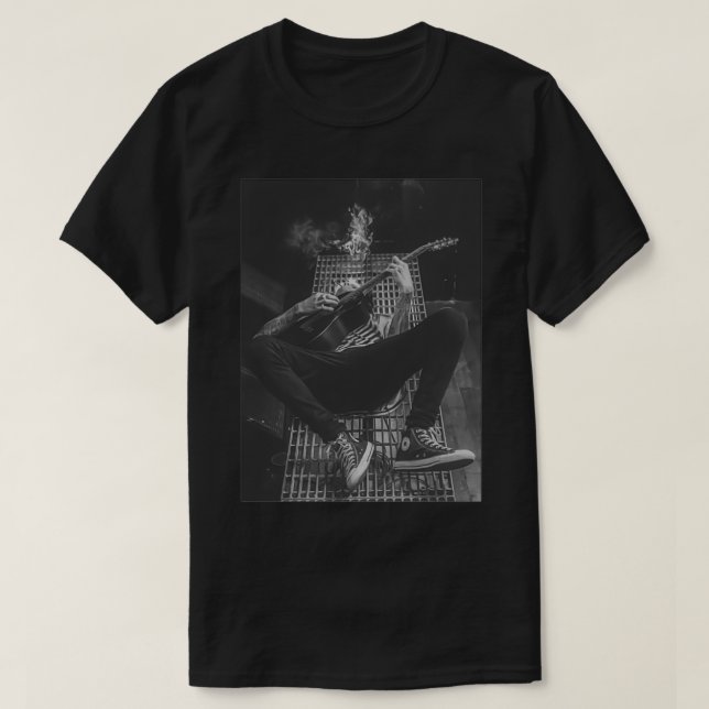 T-shirt Relax mgk tout en jouant de la guitare (Design devant)