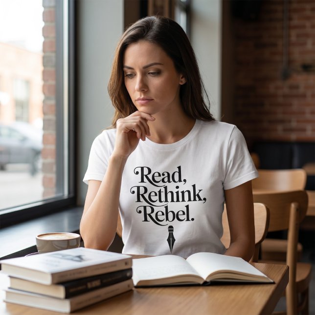 T-shirt Relire, Repenser, Typographie Rebelle Imprimée (Créateur téléchargé)