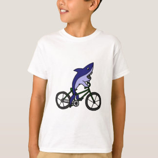 T-shirt Requin bleu d'amusement montant la bicyclette