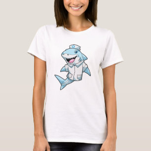 T-shirt Requin comme infirmière avec manteau