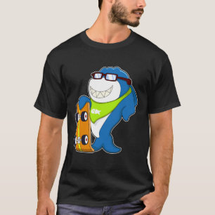 T-shirt Requin comme patineur avec skateboard