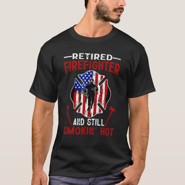 T-shirt Retired Firefighter And Still Smokin Hot American  (Devant)