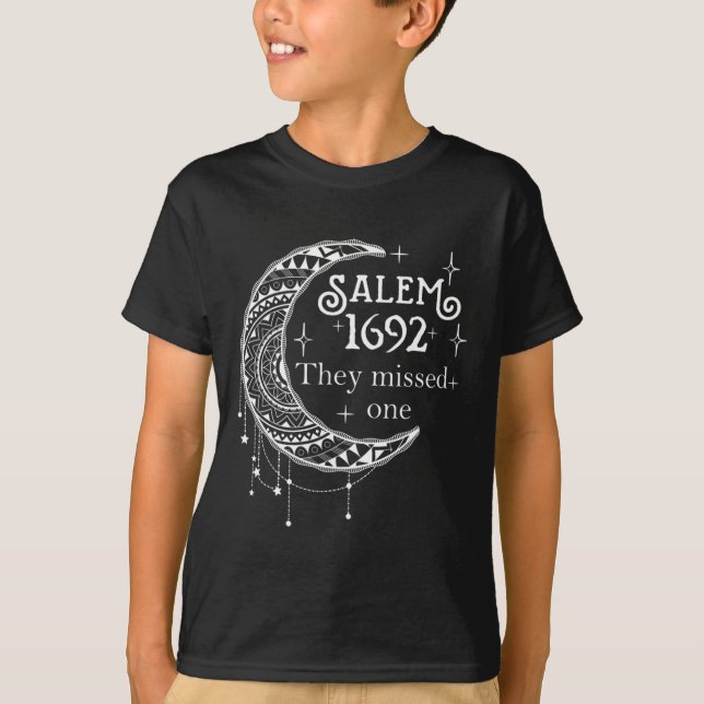 T-shirt Rétro 1692 Ils Ont Manqué Une Sorcière Salem 1692  (Devant)