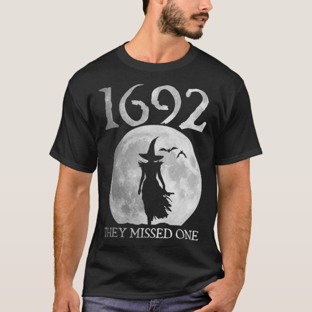 T-shirt Rétro 1692 Ils Ont Manqué Une Sorcière Salem 1692  (Devant)